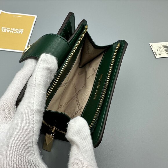Michael Kors Charm Small Tab Compact Pocket Wallet Bosco Green Leather *READ* - Picture 7 of 16